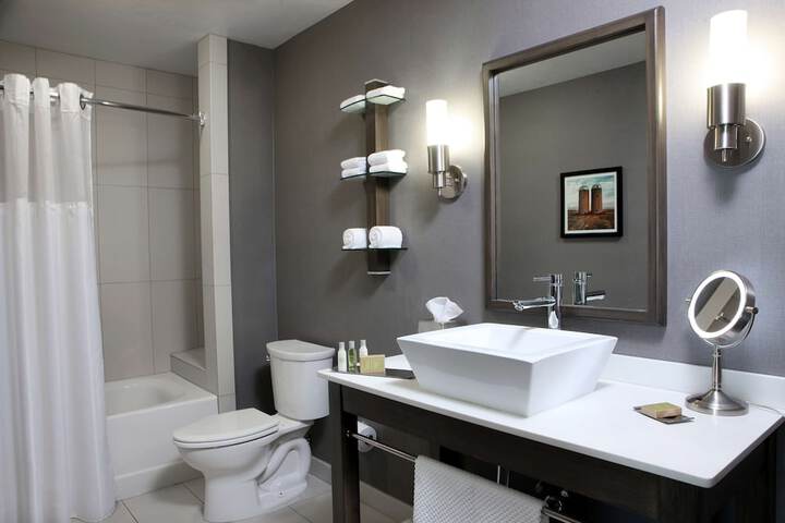DoubleTree by Hilton West Fargo Sanford Medical Center Area