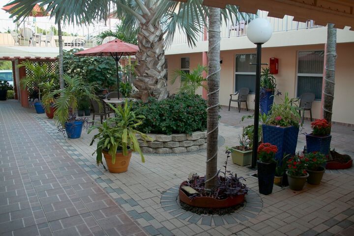 Hotel Exterior 40 of 48