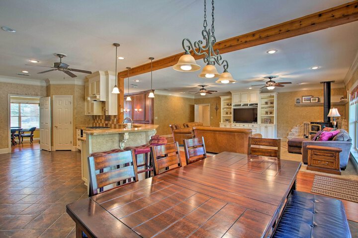 Spacious Stallion Lake Ranch Home w / Patio