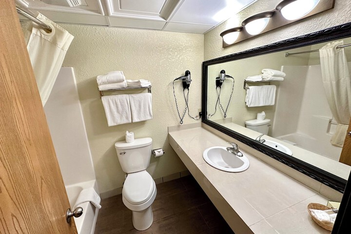 Mackinaw Beach & Bay Inn & Suites