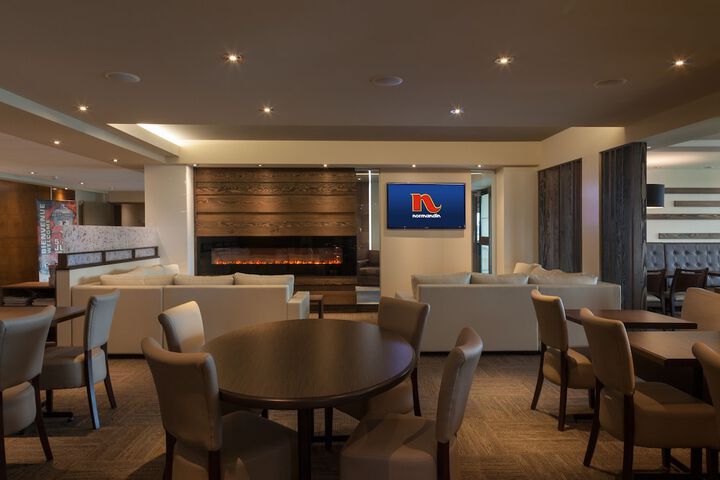 Lounge 133 of 137