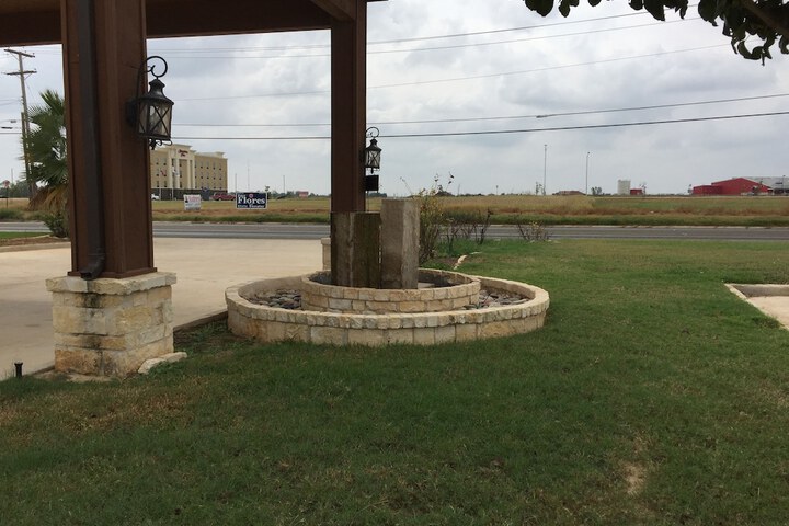 Pearsall Inn & Suites