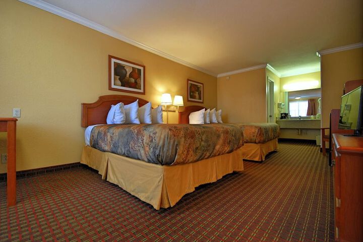 Room 6 of 12