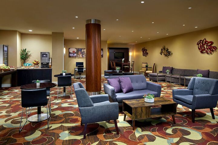 Lounge 54 of 68