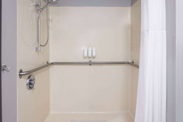 Super 8 by Wyndham Burnham / Lewistown