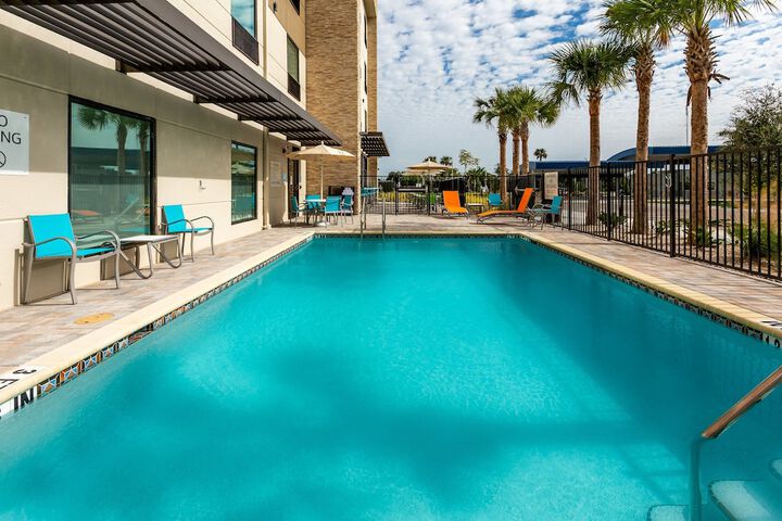 Holiday Inn Express & Suites Ft. Myers Beach-Sanibel Gateway by IHG