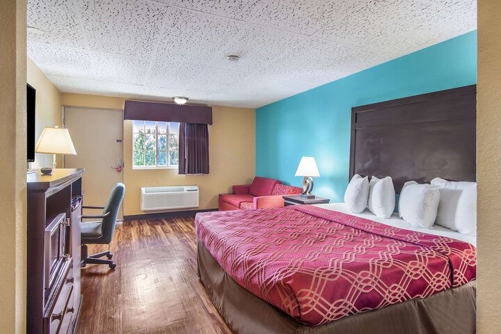 Room 8 of 16