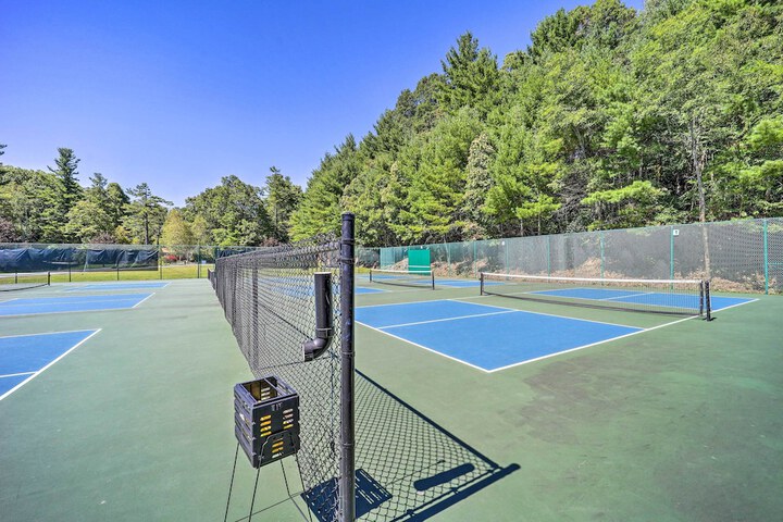 Lake & Pool Access! Outdoorsy Getaway in Newland