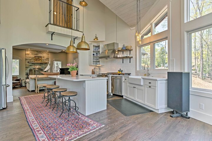 Enchanting Tryon Home w / Hot Tub 14 Mi to Tiec!