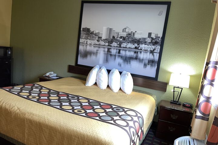 Room 5 of 11