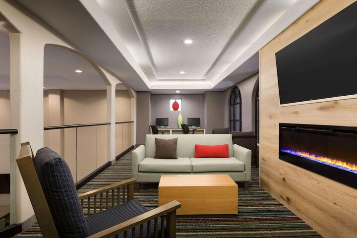 Business Center 17 of 18