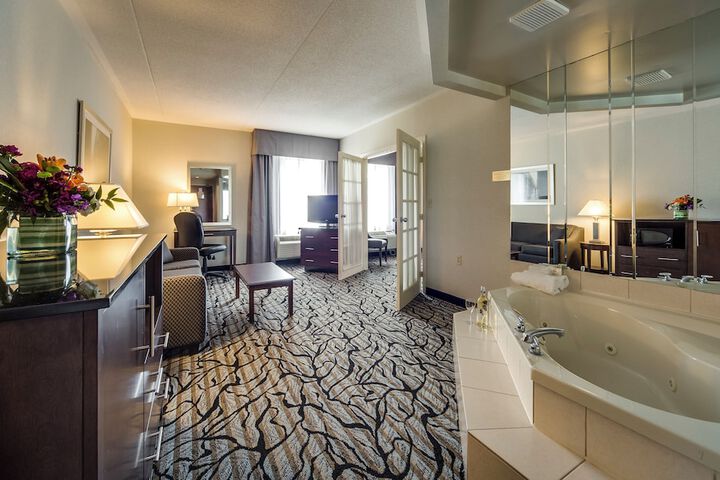Monte Carlo Inn Oakville Suites