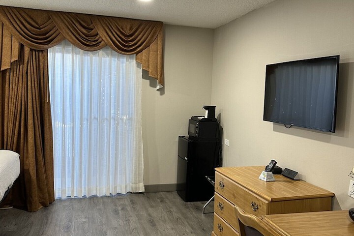 Room 4 of 9