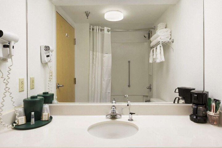 Room 9 of 16