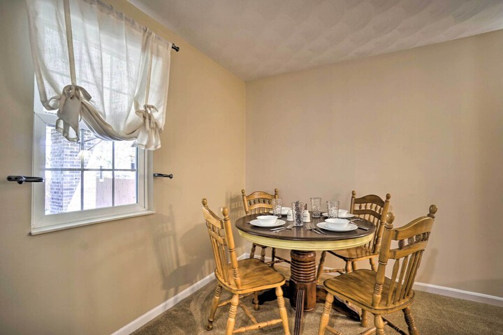 Delightful Tipp City Unit w / Covered Patio!