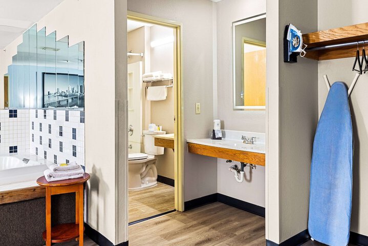 Super 8 by Wyndham Pittsburgh / Monroeville
