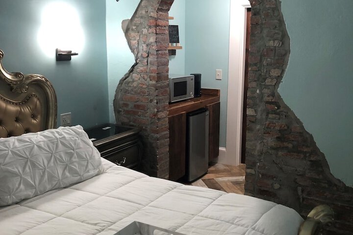 Room 9 of 10