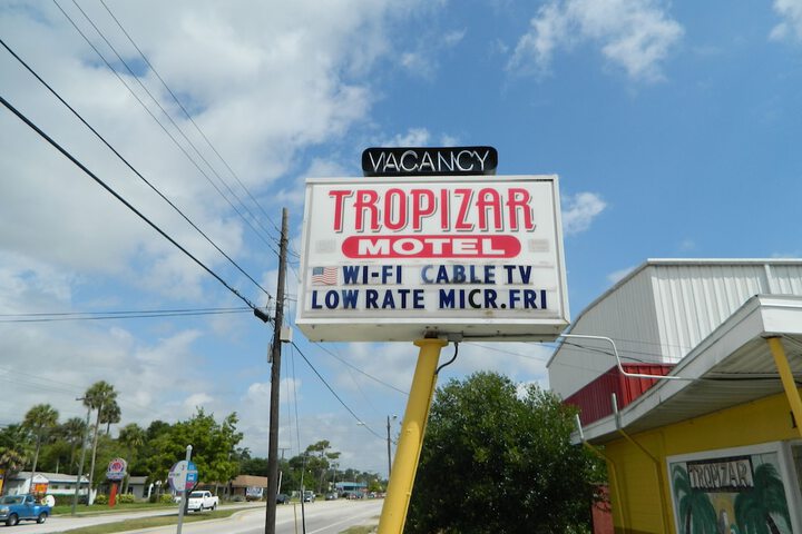 Tropizar Motel
