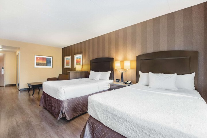 La Quinta Inn & Suites by Wyndham Bel Air / I-95 Exit 77A