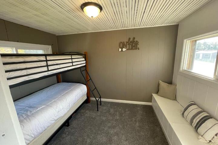 3 Bedroom House with Lake Pepin views with access to shared pool
