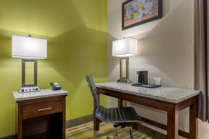 Room 17 of 40