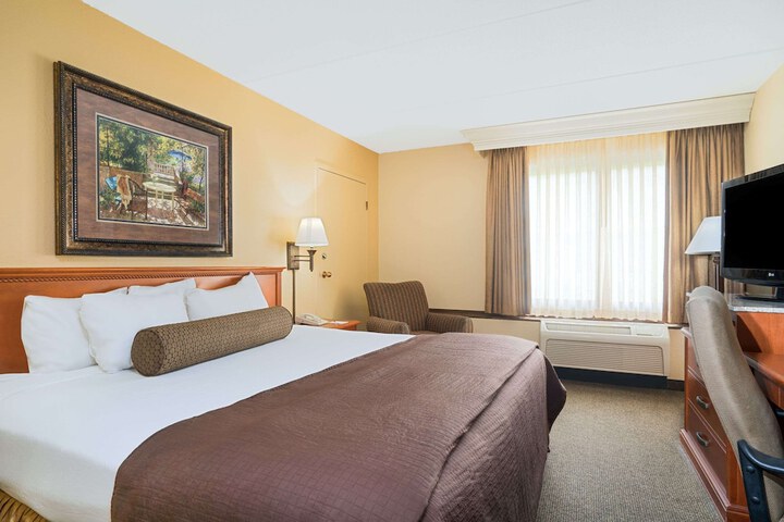 Ramada Hotel & Conference Center by Wyndham Plymouth