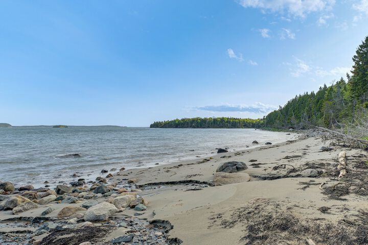 Waterfront Roque Bluffs Hideaway w / Private Beach