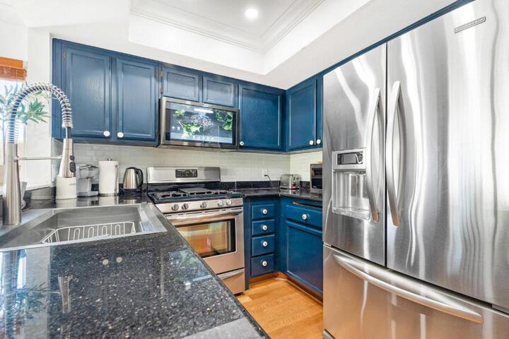5bed 3bath Private gated community home 7miles to Downtown La close to Disney