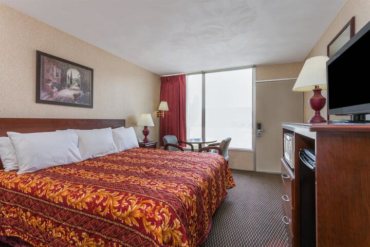 Room 8 of 16