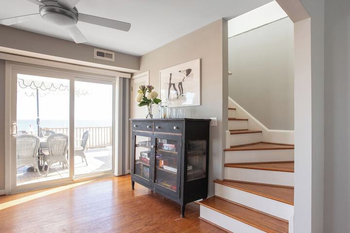 Lighthouse by Avantstay Beachfront View Home w / Pool Table & Ping Pong
