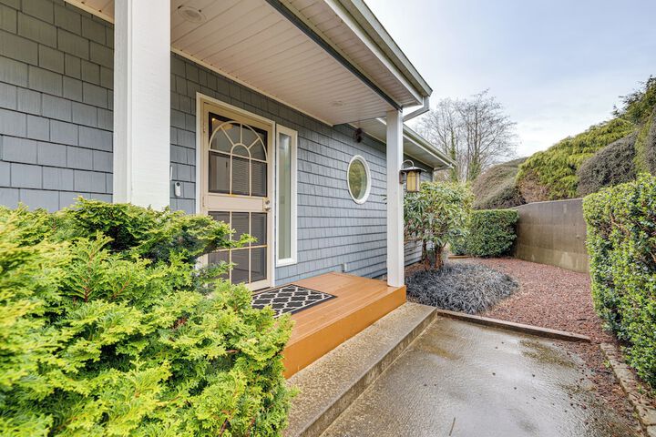 Lovely Rockaway Beach Home w / Pacific Ocean Views!