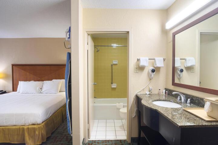 Travelodge by Wyndham Harriman