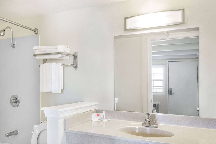 Travelodge by Wyndham Fairfield / Napa Valley