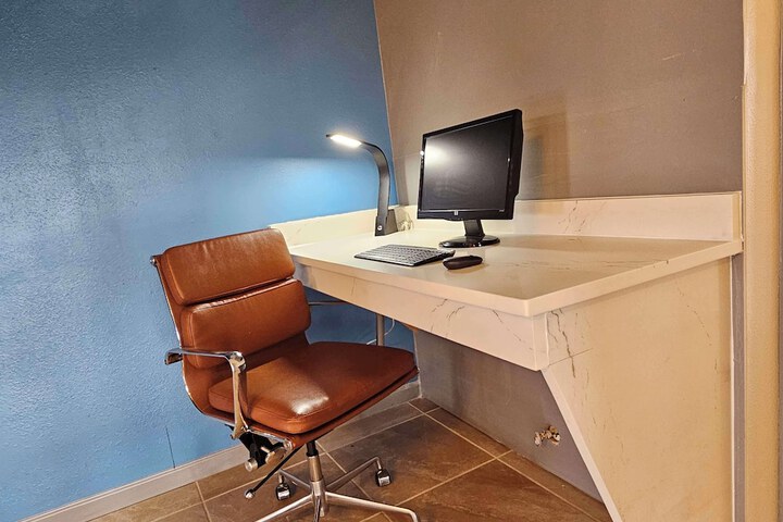 Business Center 21 of 21