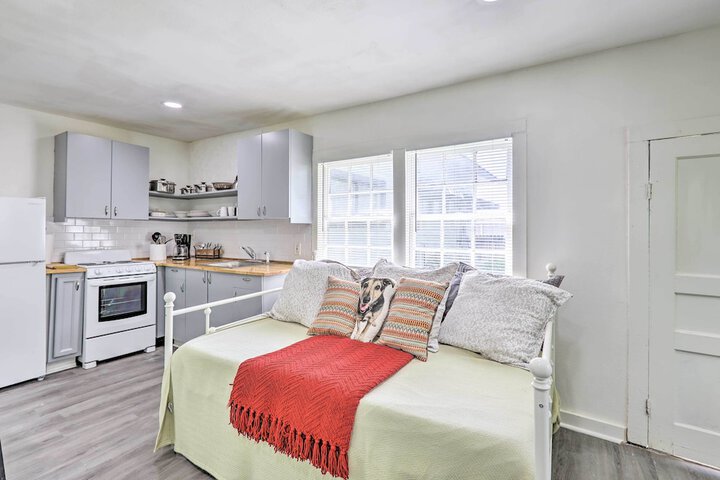 Quaint Leeds Studio w / Yard 18 Mi to Birmingham!
