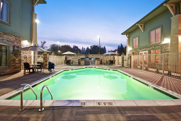 Pool 24 of 85
