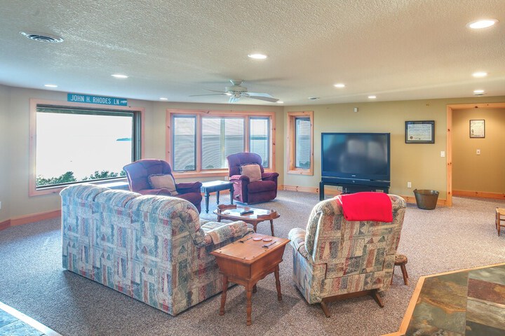 Lake View Champlain Home w / Hot Tub & Sauna!
