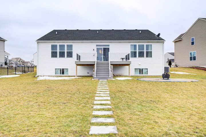 Spacious Waterfront Yorkville Getaway w / Yard