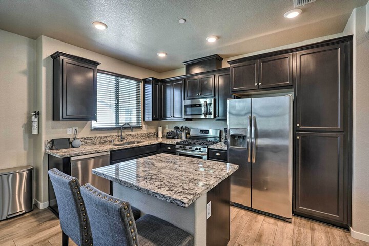 Pet-friendly Elk Grove Retreat w / Balcony!