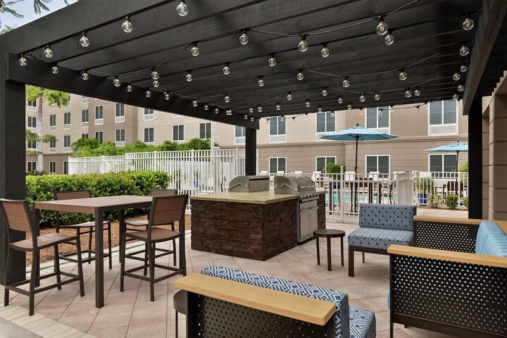 Homewood Suites by Hilton Fort Myers Airport / FGCU