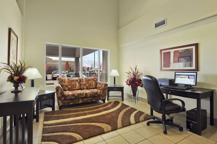 Super 8 by Wyndham Barrie South