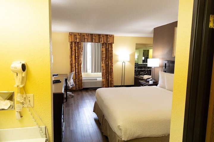 Baymont by Wyndham Battle Creek Downtown