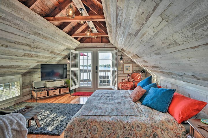 Lakefront Florida Retreat - Pool Table & Boat Dock