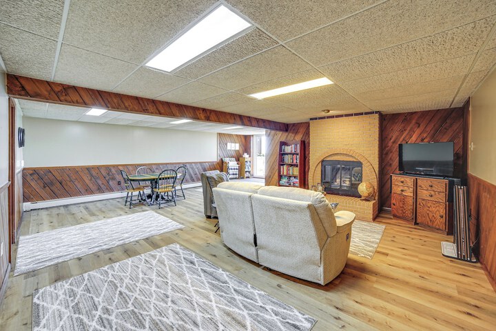 Private Beach & Deck: Spacious Lake Michigan Home