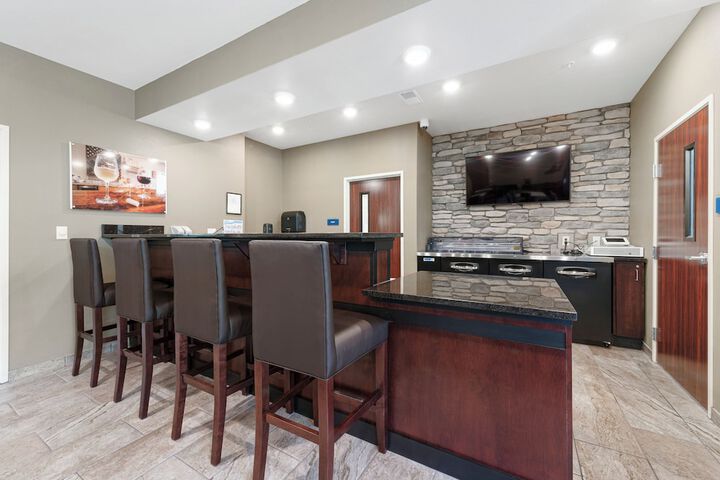 Cobblestone Hotel & Suites - Urbana