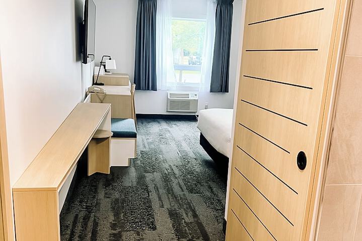 Room 36 of 102