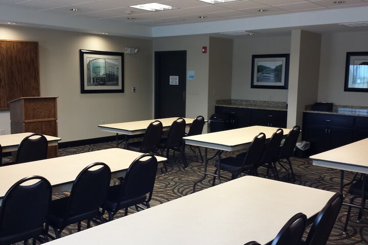 Holiday Inn Express & Suites Nevada by IHG