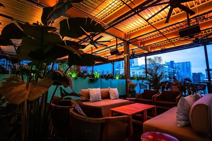 Lounge 93 of 106