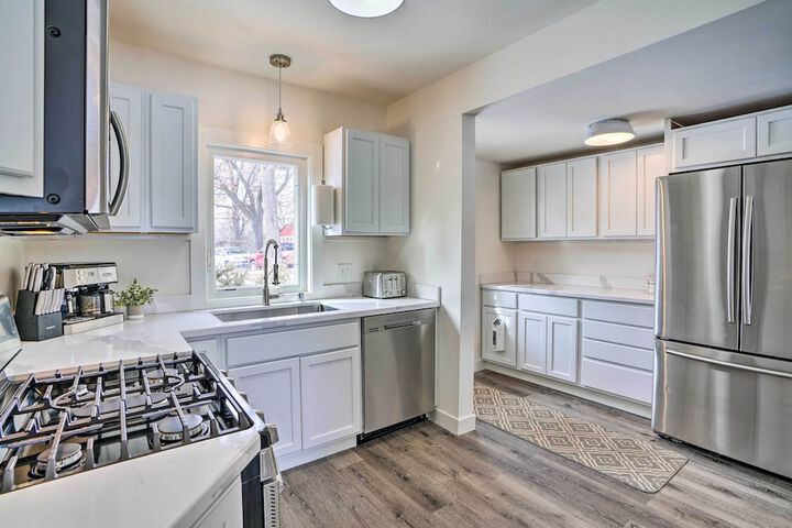 Cozy Plymouth Cottage w / Medicine Lake View!