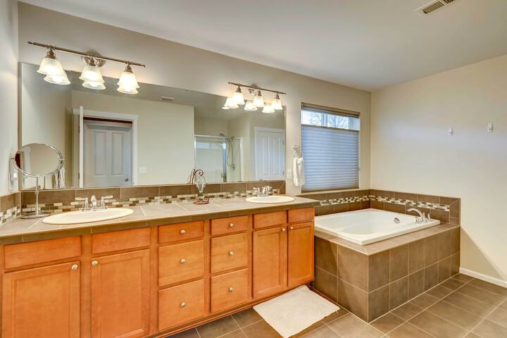 Spacious Kent Home Near Seatac Airport w / Patio